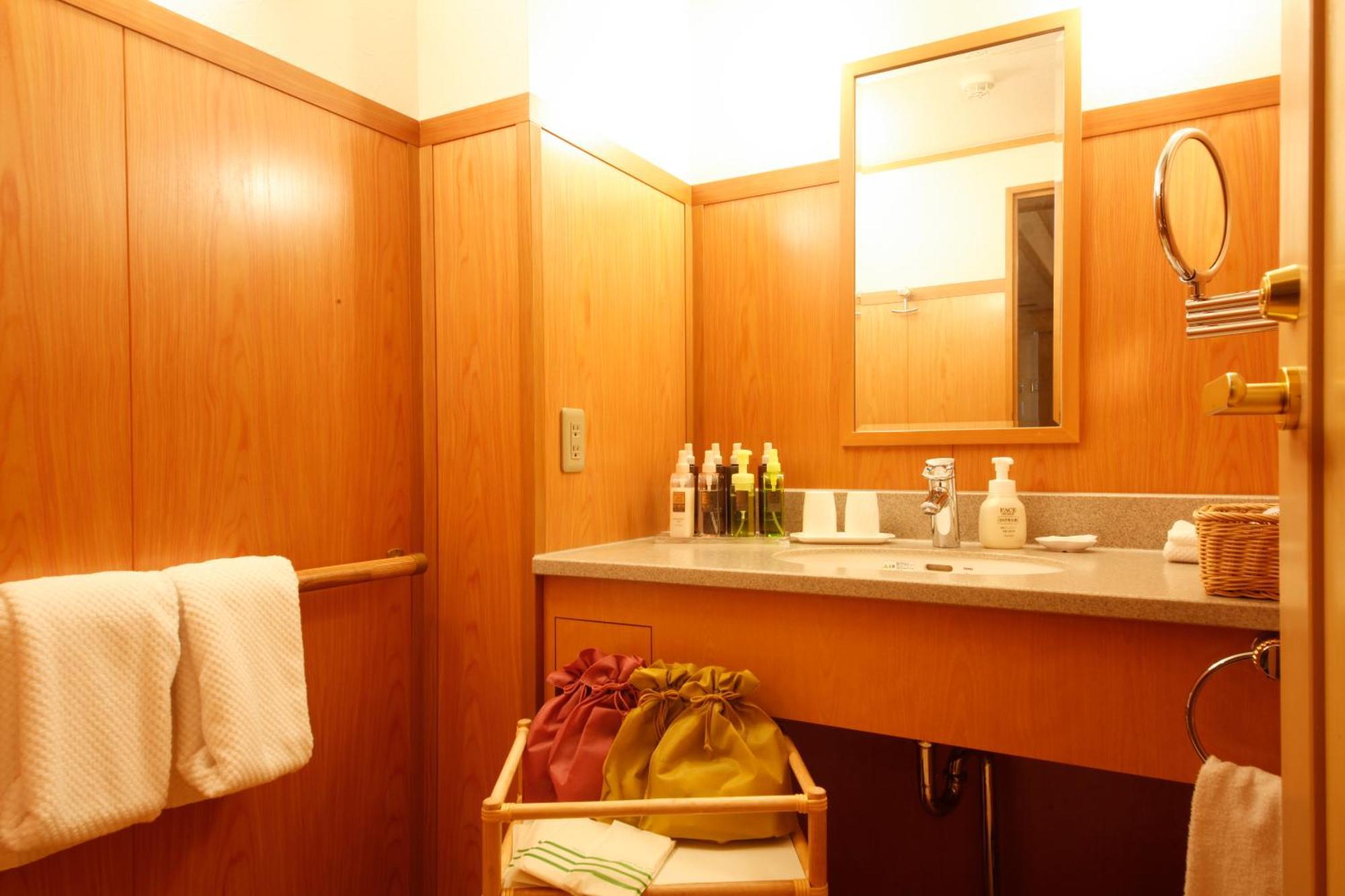 Hida Takayama Onsen Takayama Green Hotel - Keio Group Hotels - Εξωτερικό φωτογραφία A yukata bag in a hotel bathroom